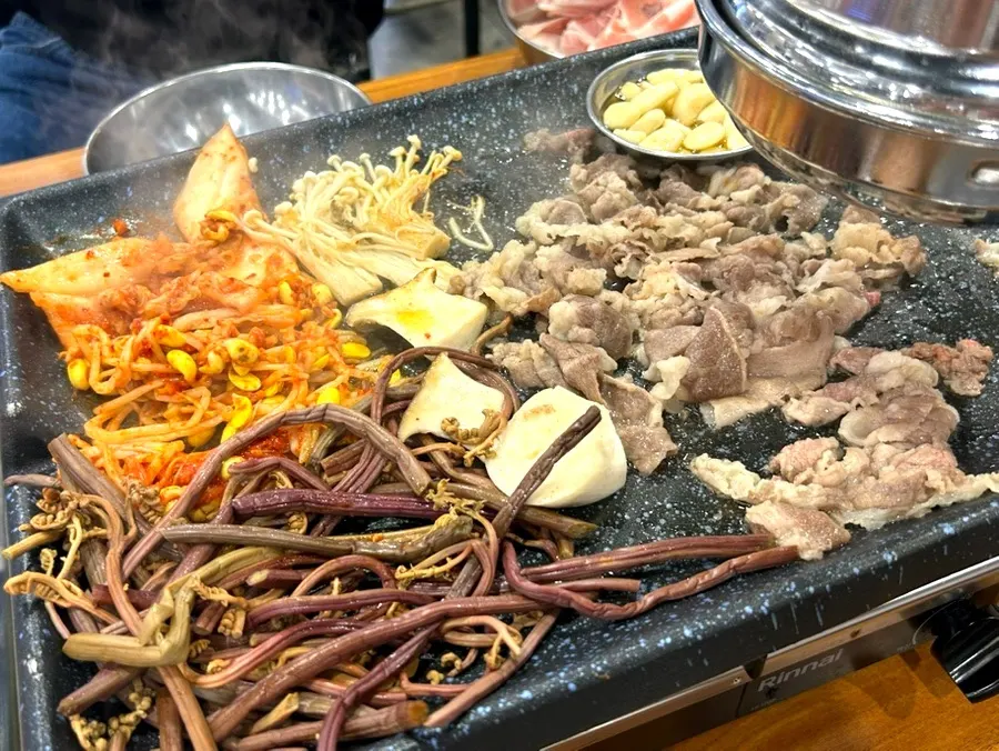 All-you-can-eat shaved pork spread at Muhan Paldo Daepae Jamsilsaenae Branch