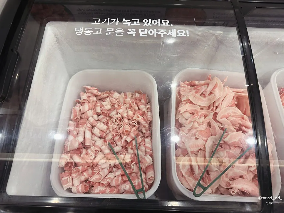 반찬과 식기 셀프바