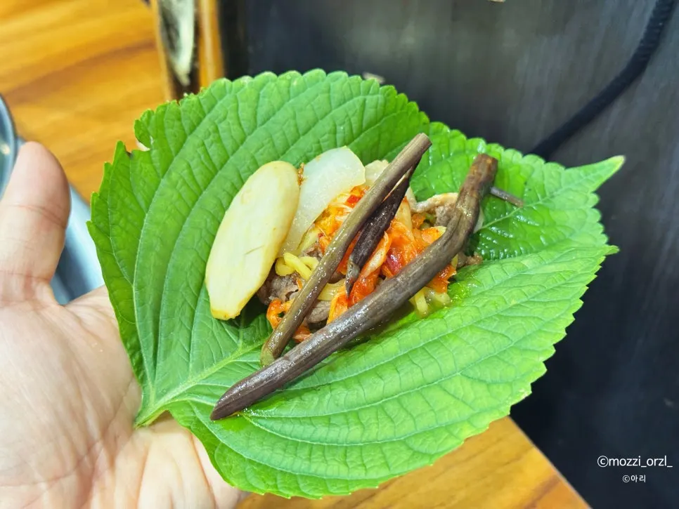반찬과 함께 굽는 대패고기