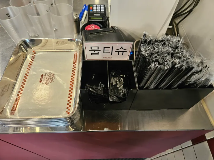 물티슈와 빨대가 있는 셀프바