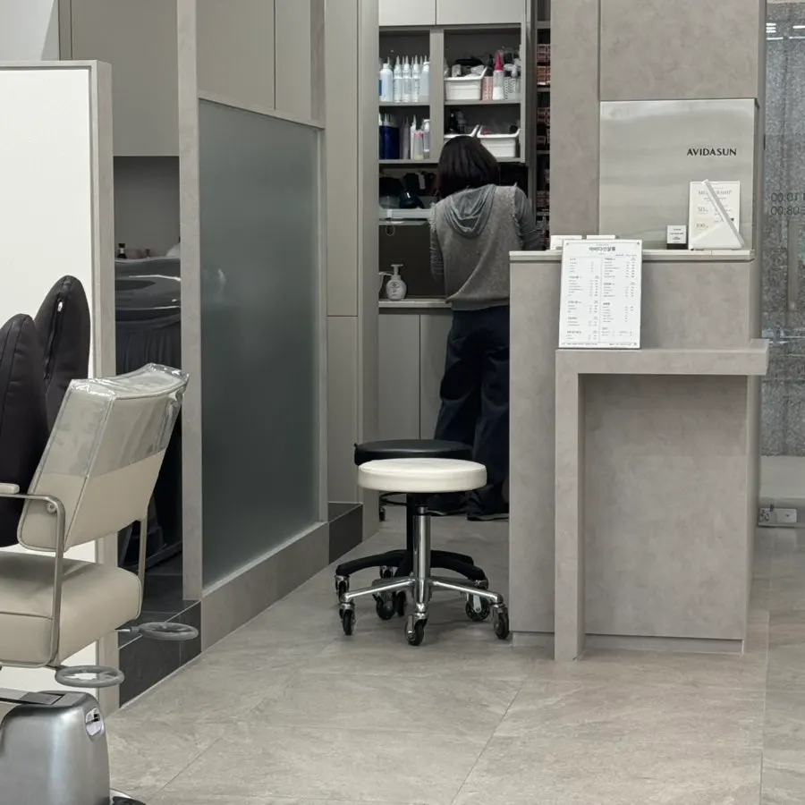 White-toned interior of Abidasun Salon Jamwon