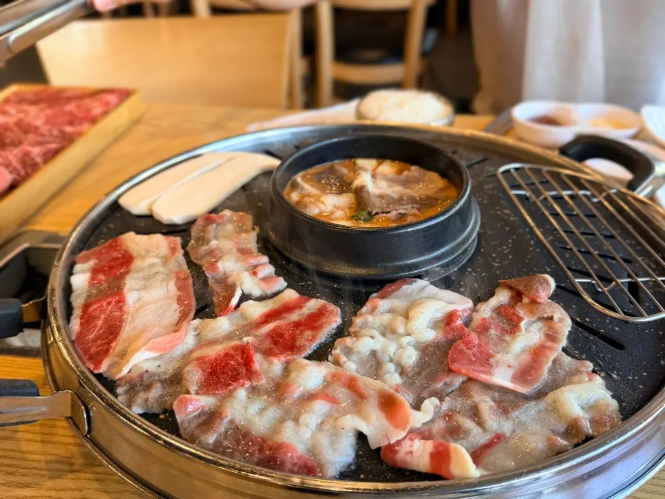 소고기와 반찬이 차려진 테이블