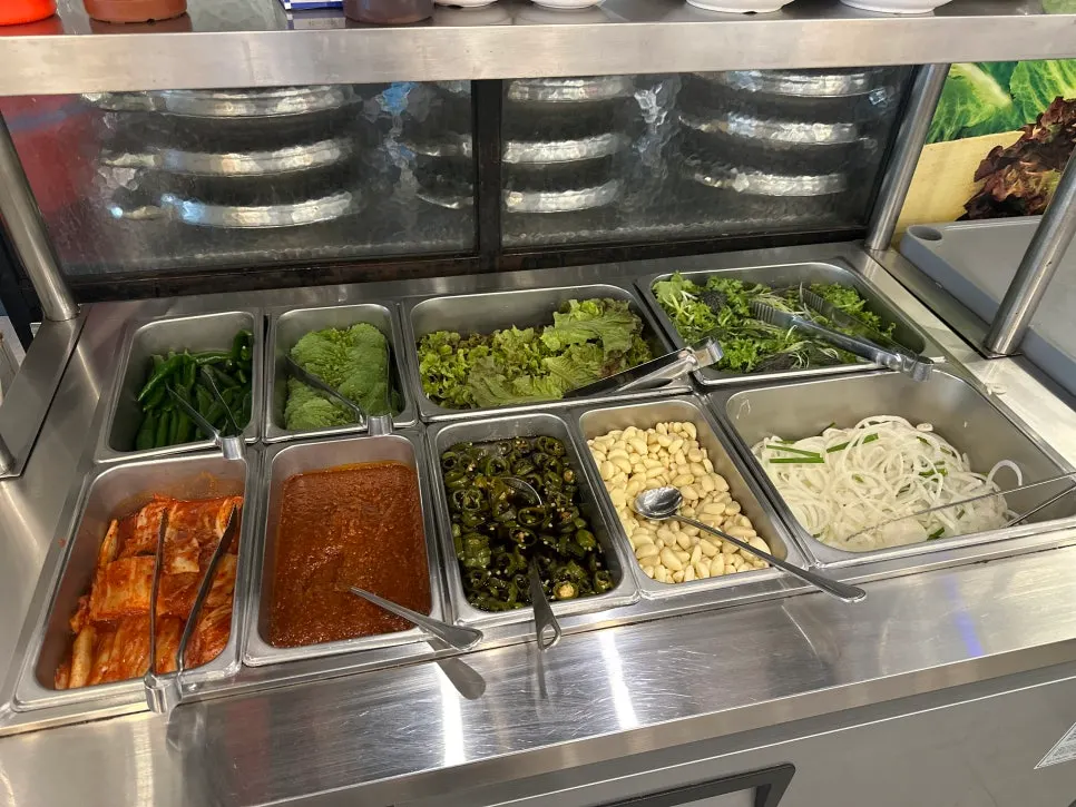 김치와 장아찌가 담긴 셀프코너 반찬