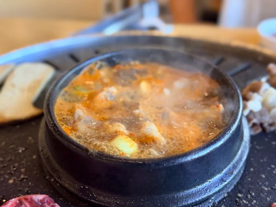 끓고 있는 매콤한 된장찌개