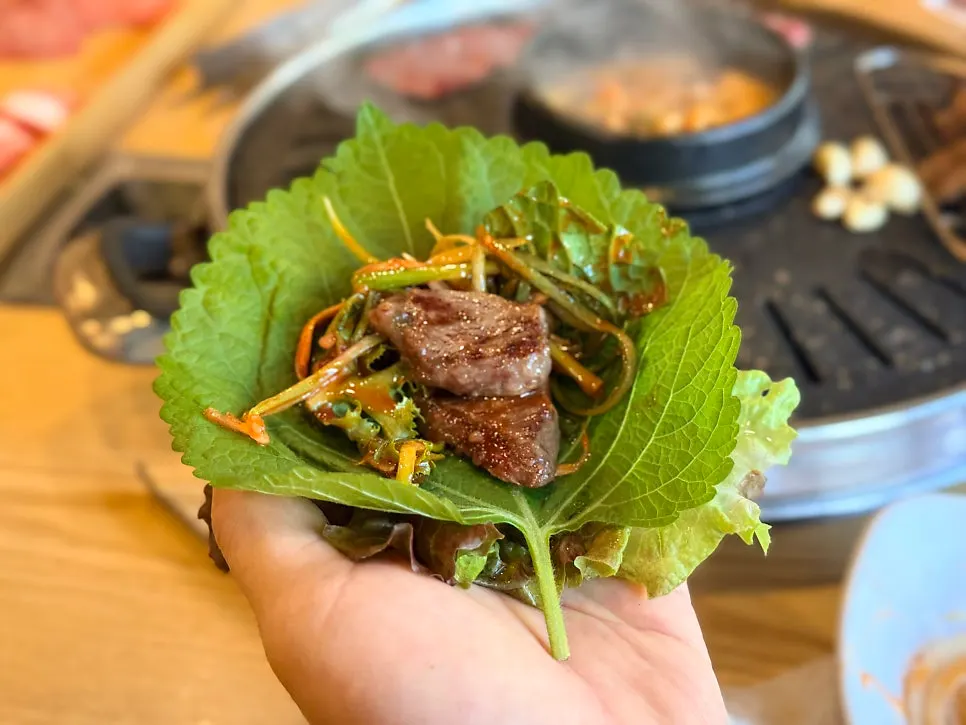 채소에 소고기를 올려 싼 쌈