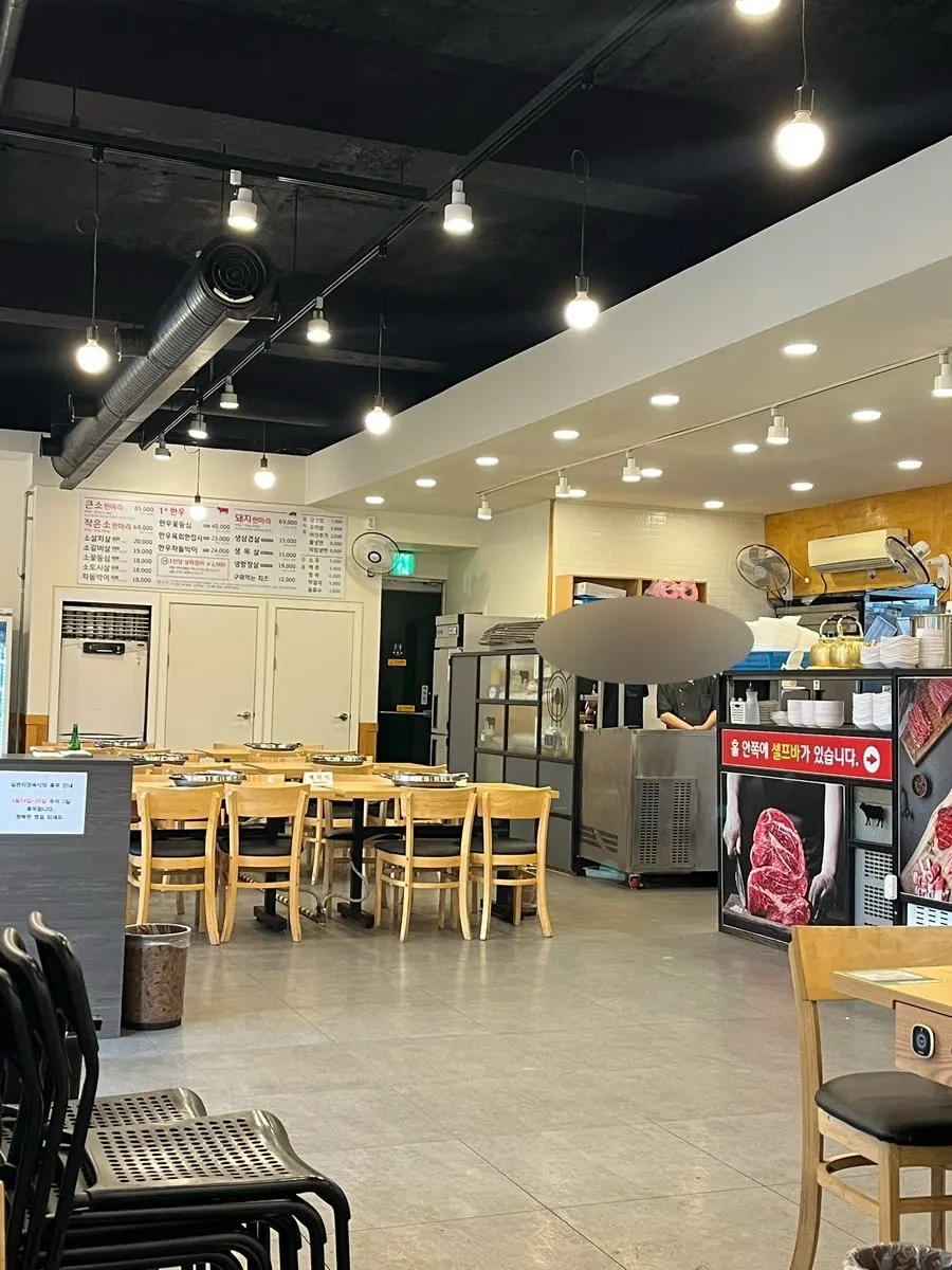 Spacious interior of Ilbeonji Jeongyuk Sikdang