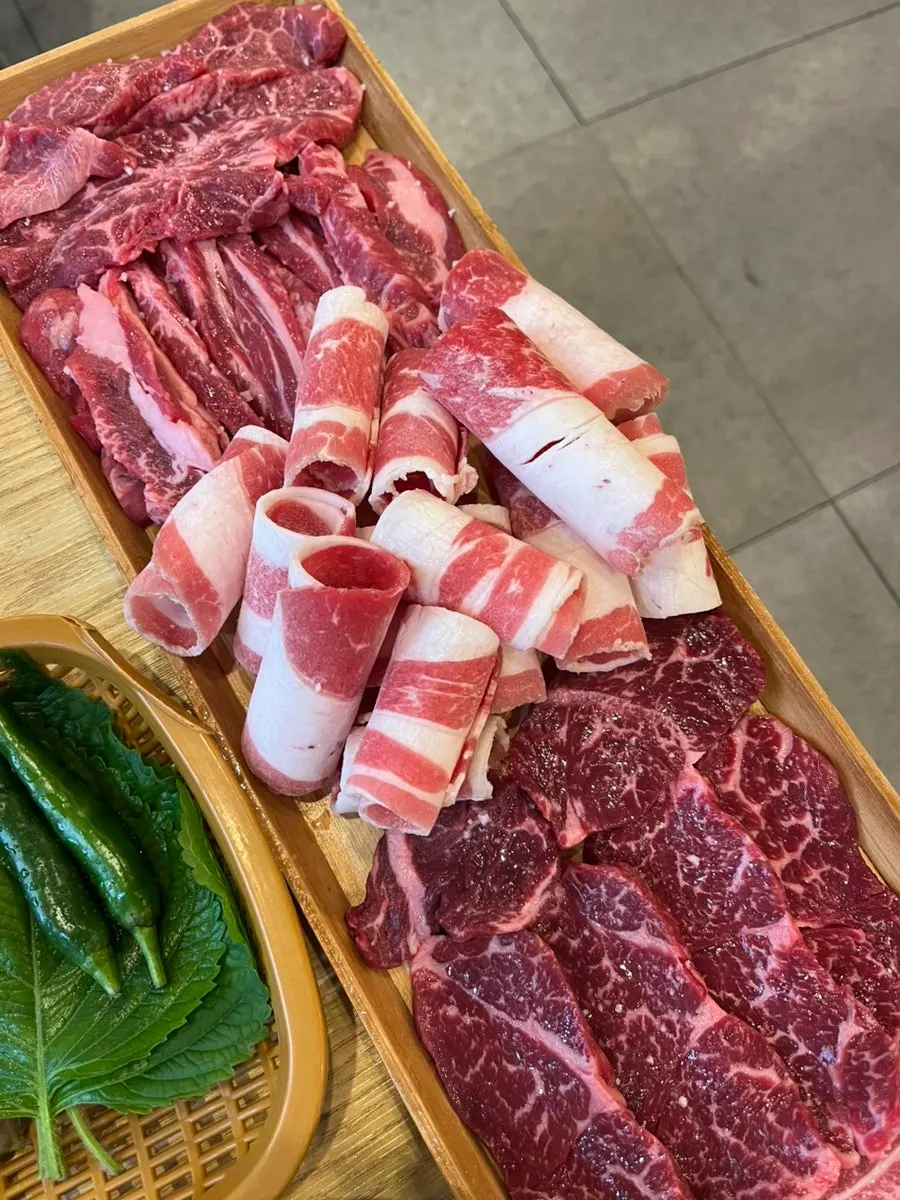 Six cuts of beef and mushrooms