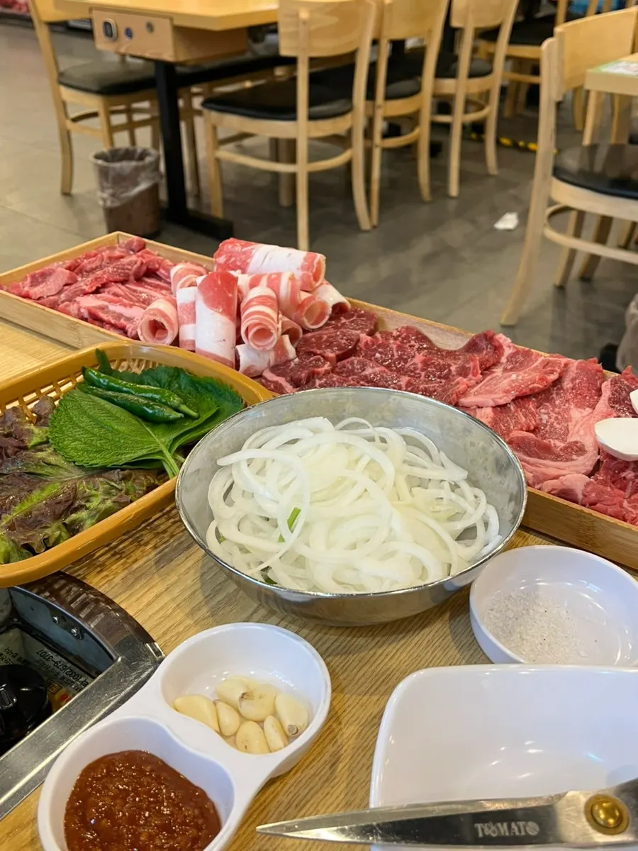 Beef spread with the basic table setting