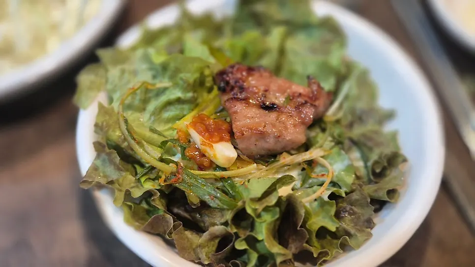 Lettuce wrap with seasoned scallion salad