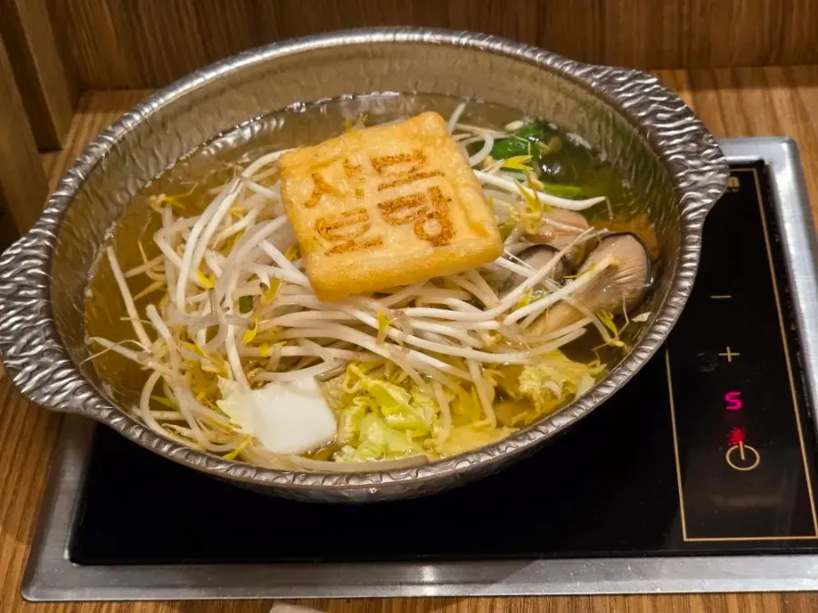 도톰하게 말린 우삼겹 접시