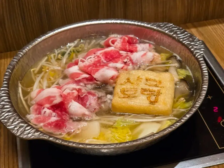 야채를 가득 넣은 1인용 인덕션 냄비