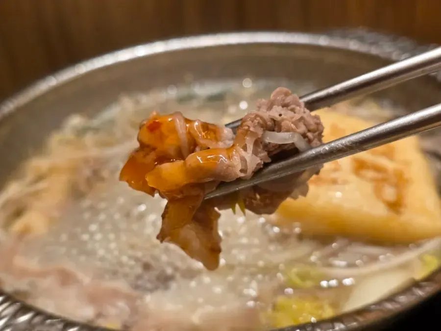 핏기만 가신 우삼겹을 건져 올린 모습