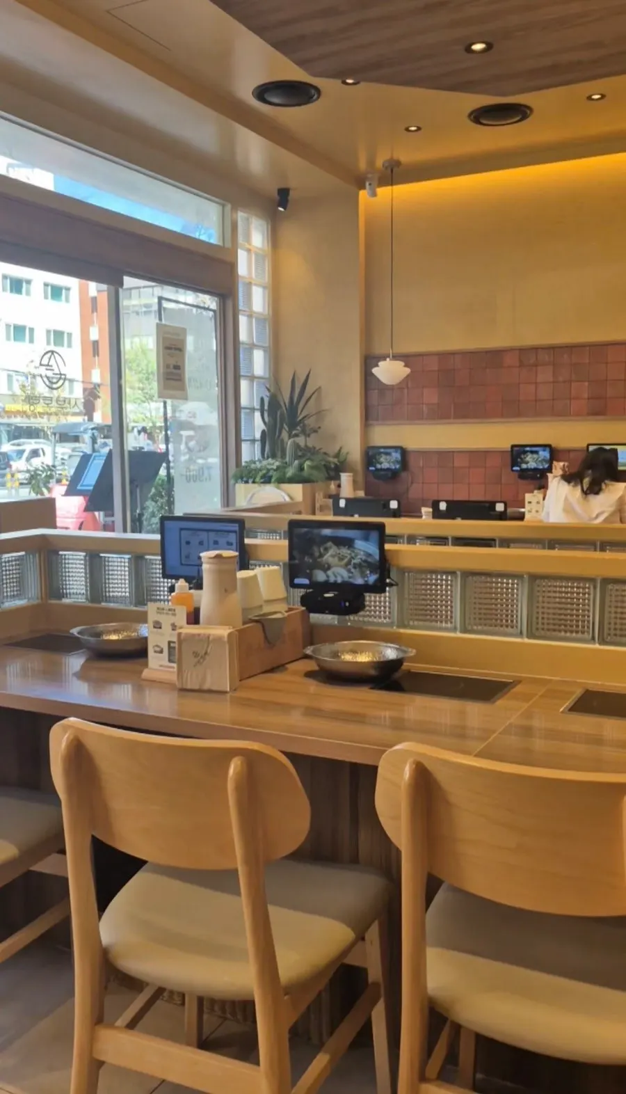Neatly arranged interior of Shabu Torang Jang-an