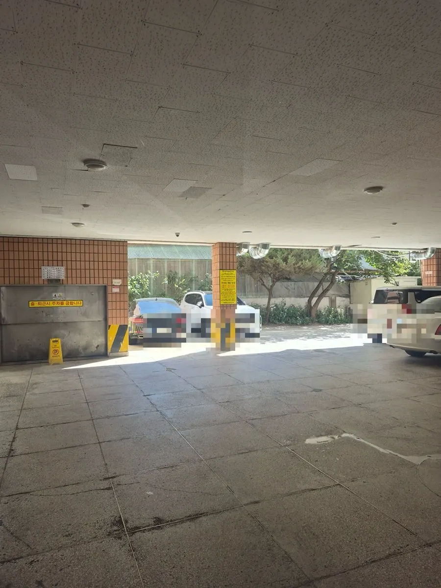 Parking lot behind Shabu Torang Jang-an