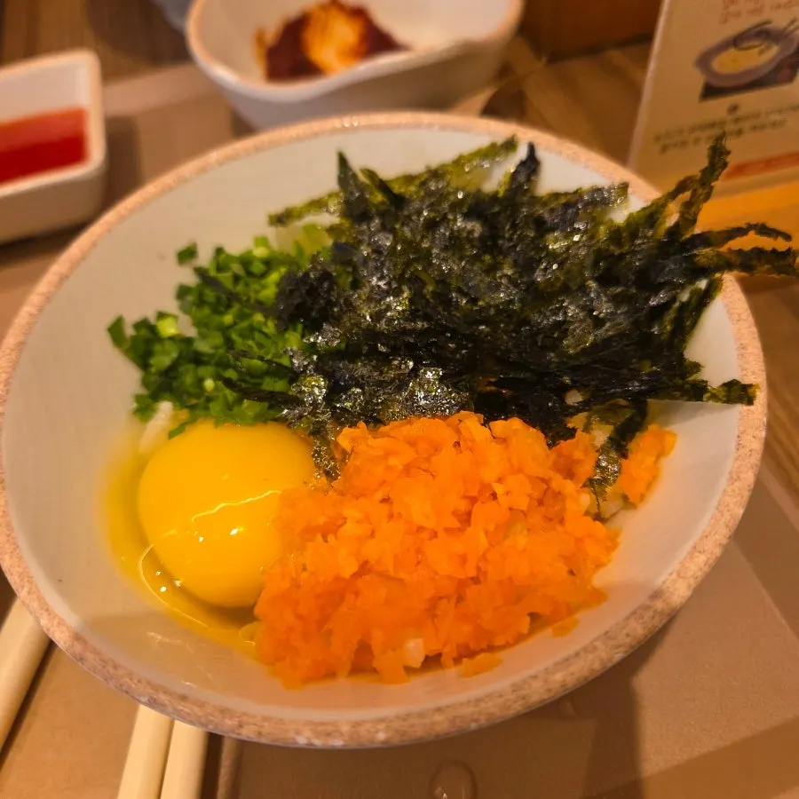 Rice, egg and seaweed flakes, ingredients for the ₩1,500 egg porridge