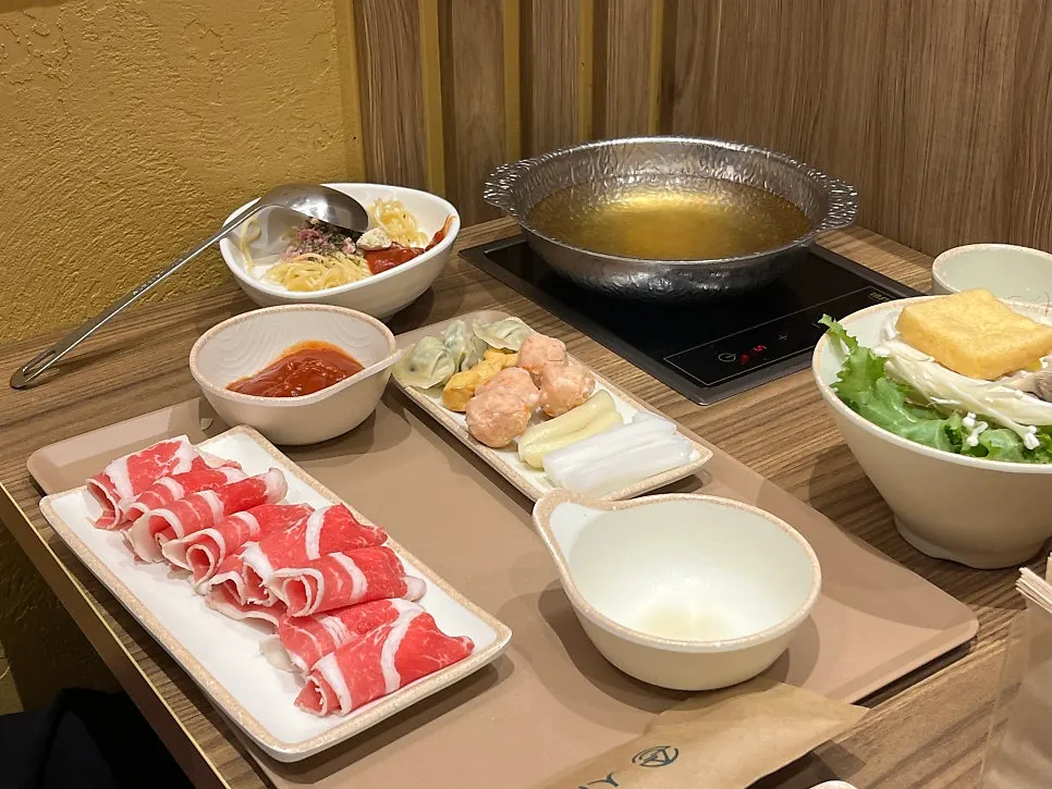 Shabu-shabu eaten with bean sprouts