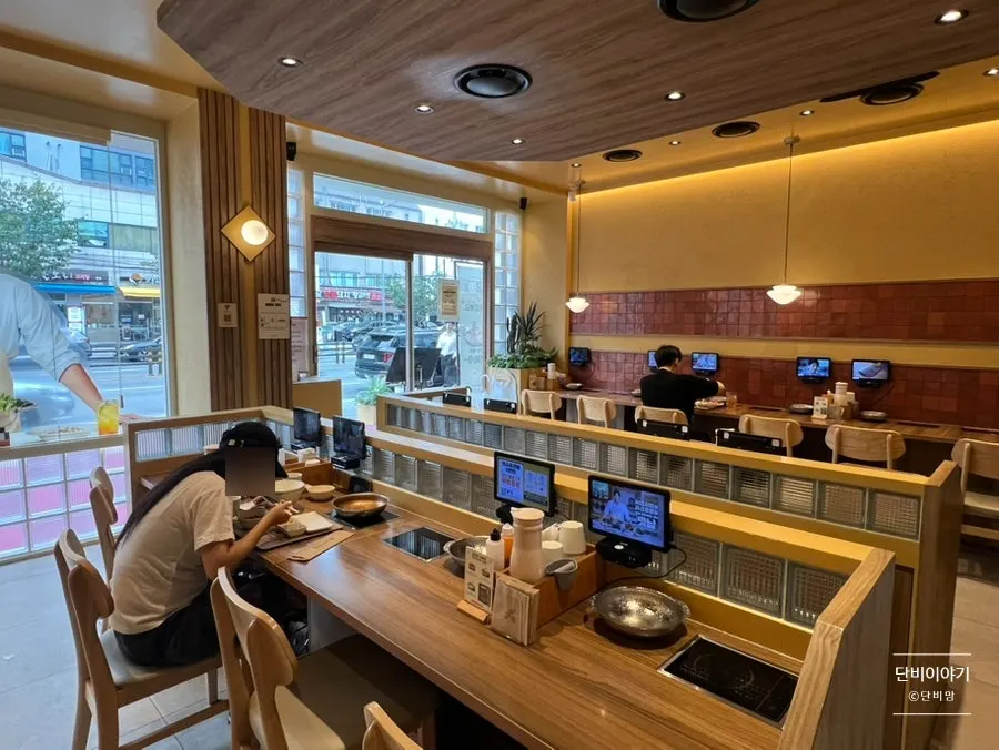 Interior of Shabu Torang Jang-an Direct Branch with solo seating