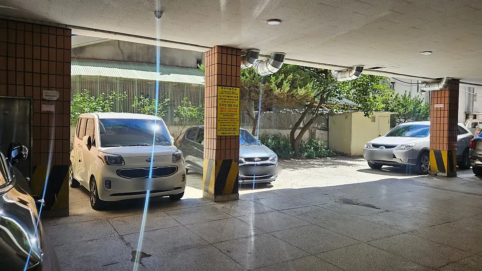 Limited parking at Shabu Torang Jang-an Direct Branch