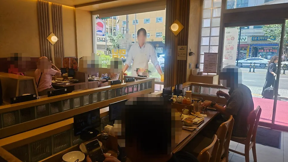 ランチのお客さんがいるシャブトラン店内