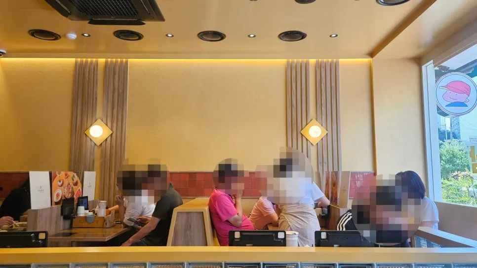 Table layout for solo diners and larger groups