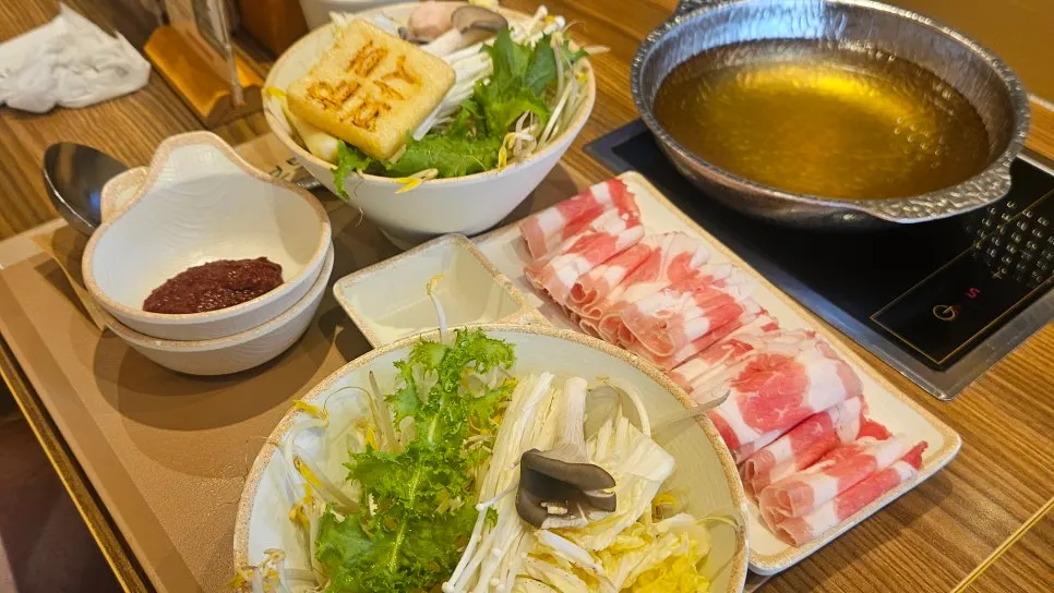 Spicy tomato shabu-shabu combination at Shabu Torang Jang-an Direct Branch