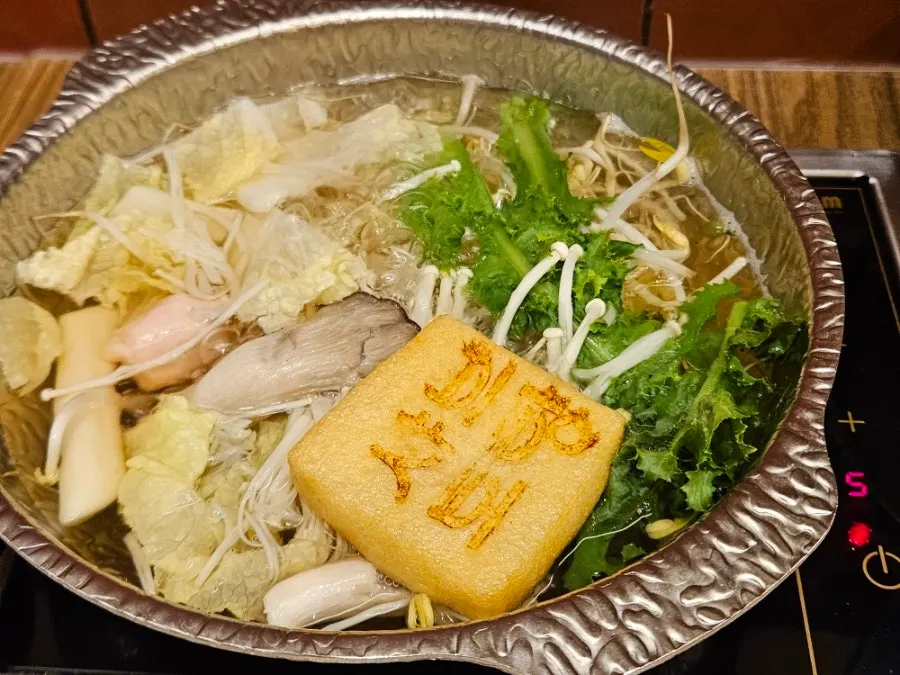 Spicy-broth shabu-shabu with kalguksu noodle topping