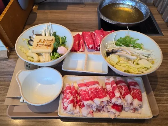 기본탕 우삼겹과 추가 야채 주문