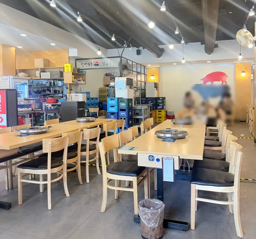 Interior of the 100-pyeong Ilbeonji Jeongyuk Sikdang Janghanpyeong Branch hall