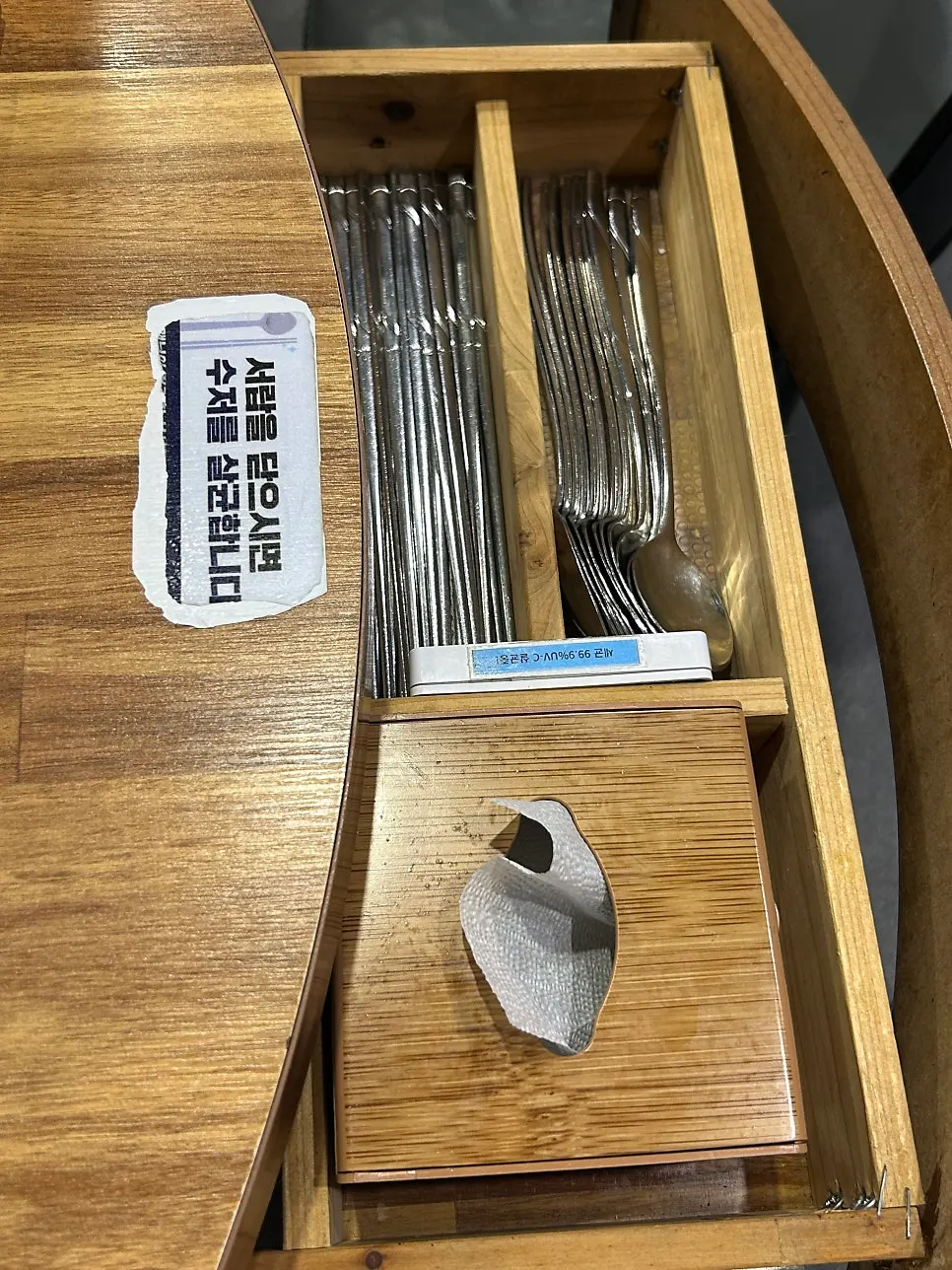 깔끔하게 관리된 고깃집 테이블