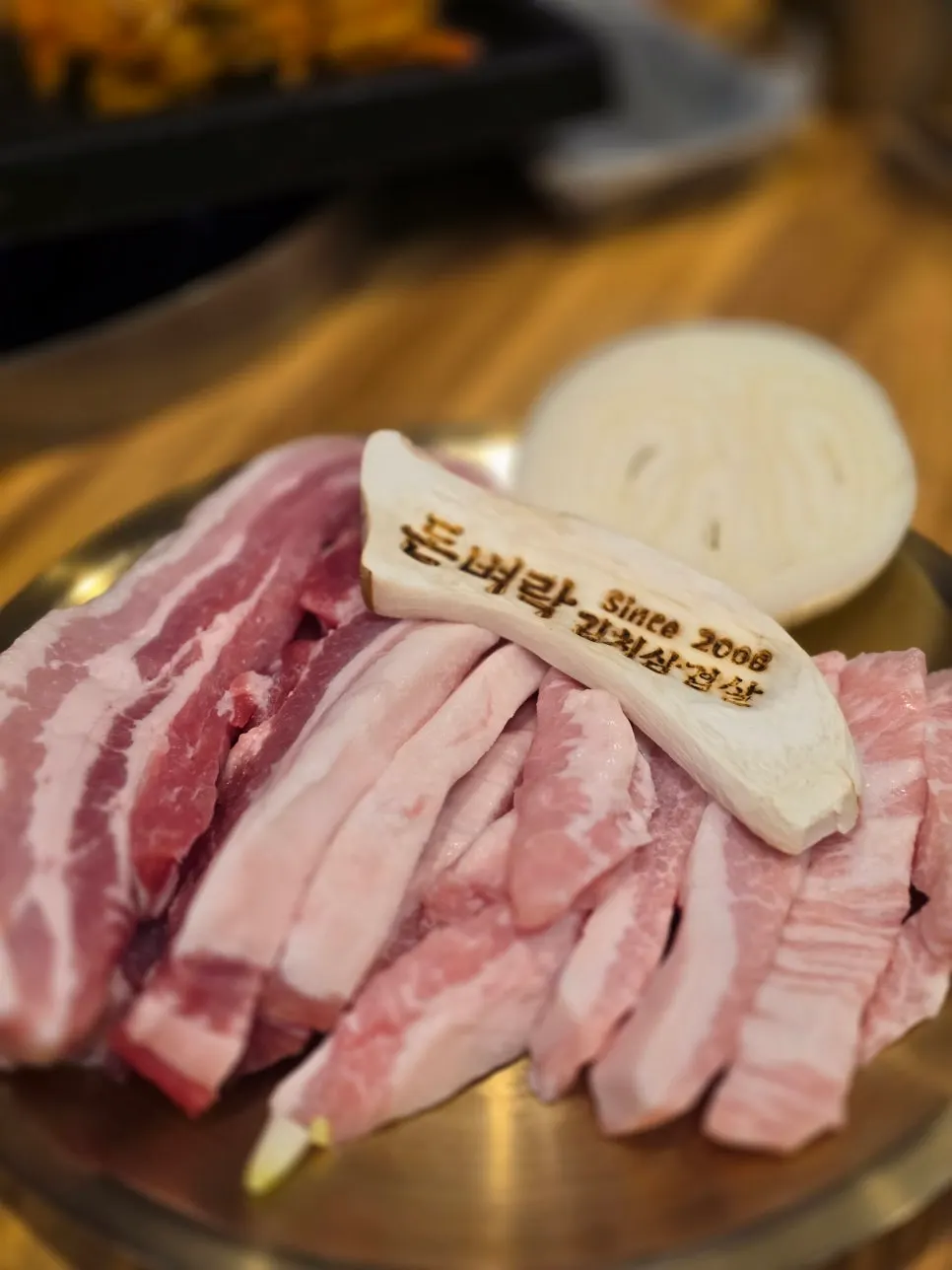 주문한 삼겹살과 항정살 상차림