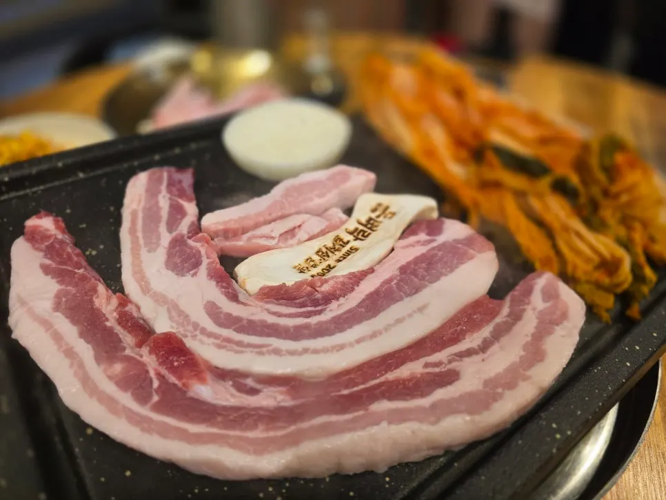 삼겹살 항정살과 밑반찬 한 상