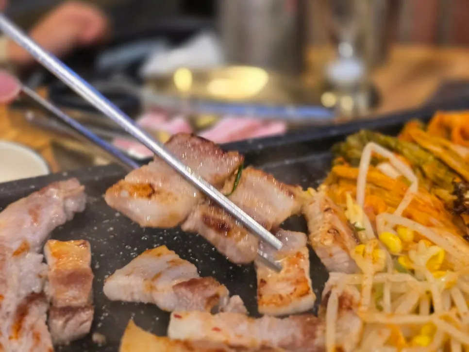 구운 김치에 싸 먹는 삼겹살 한 점
