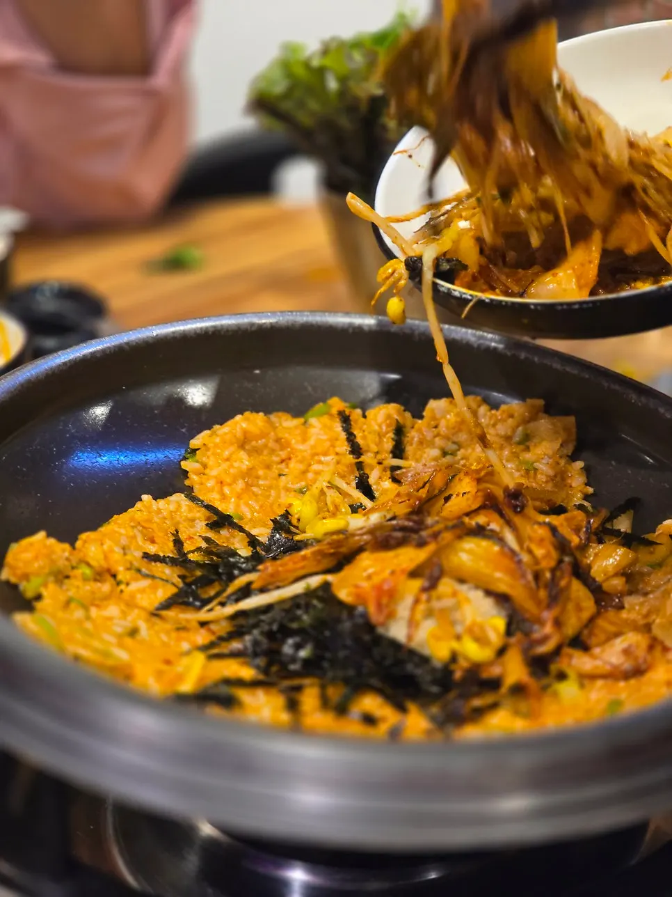 불판에 볶는 날치알 듬뿍 볶음밥