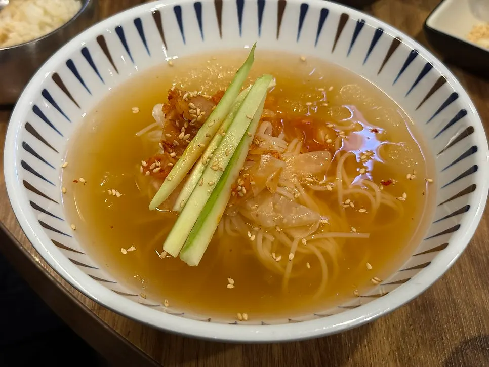 Refreshing cold-style naengsomyeon noodles