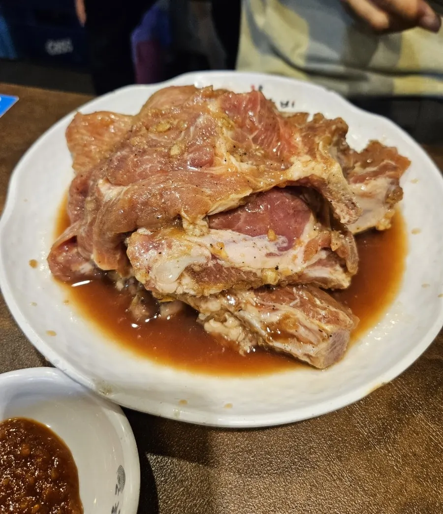 1인분 17000원 수제 돼지갈비 접시
