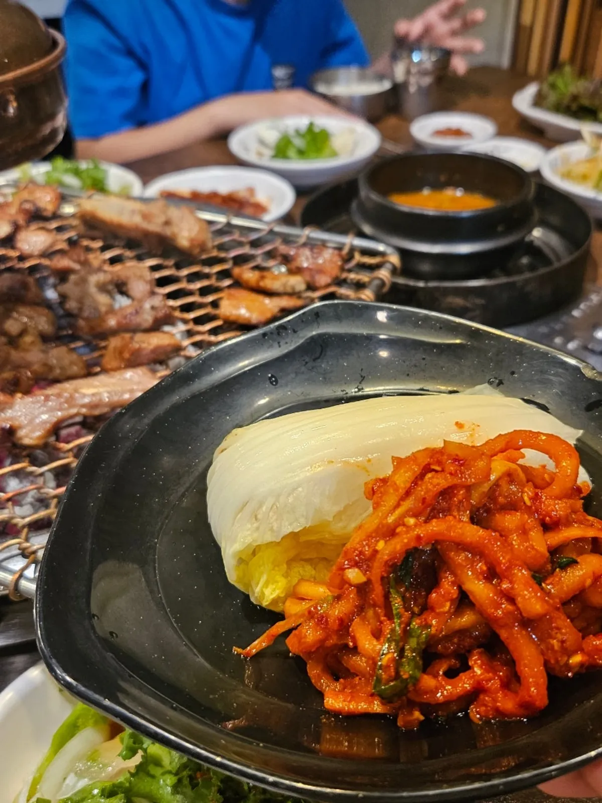 반찬 푸짐한 장안동 돼지갈비 한 상