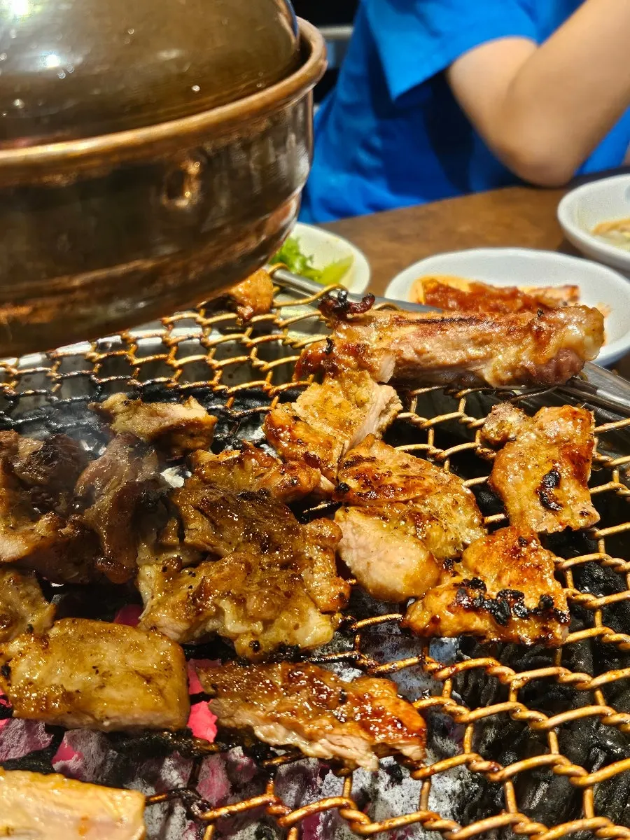 노릇하게 구워진 양념 돼지갈비