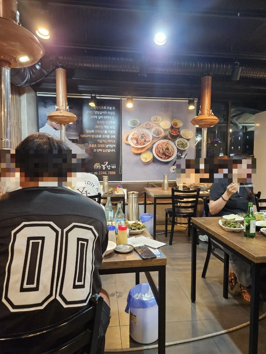 1층 2층으로 넓은 안흥갈비 본점 내부