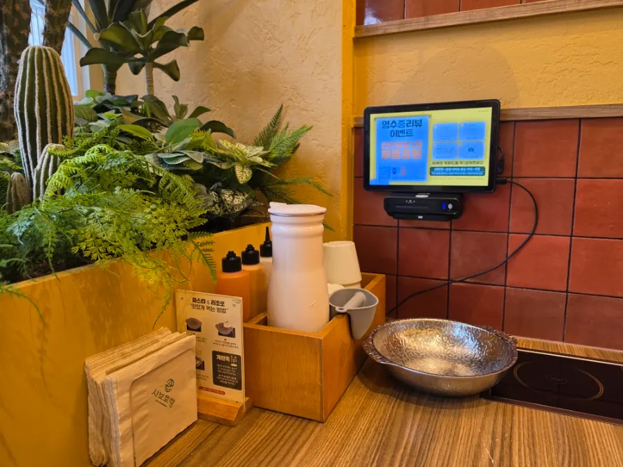 Tablet ordering system with soy sauce, chili and peanut sauces