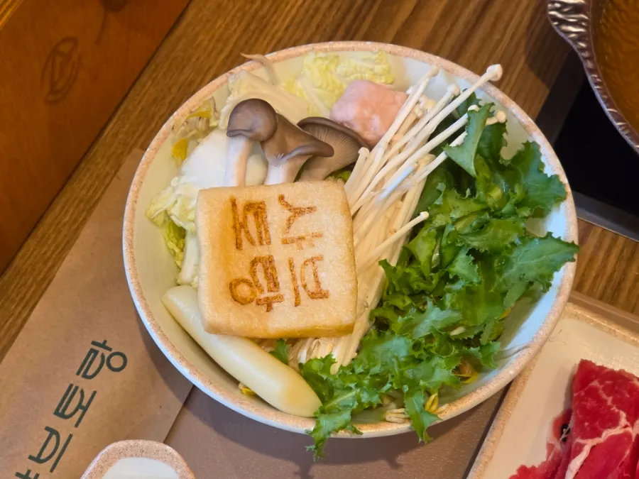 Standard vegetables, mushrooms, rice cake sticks and fish ball