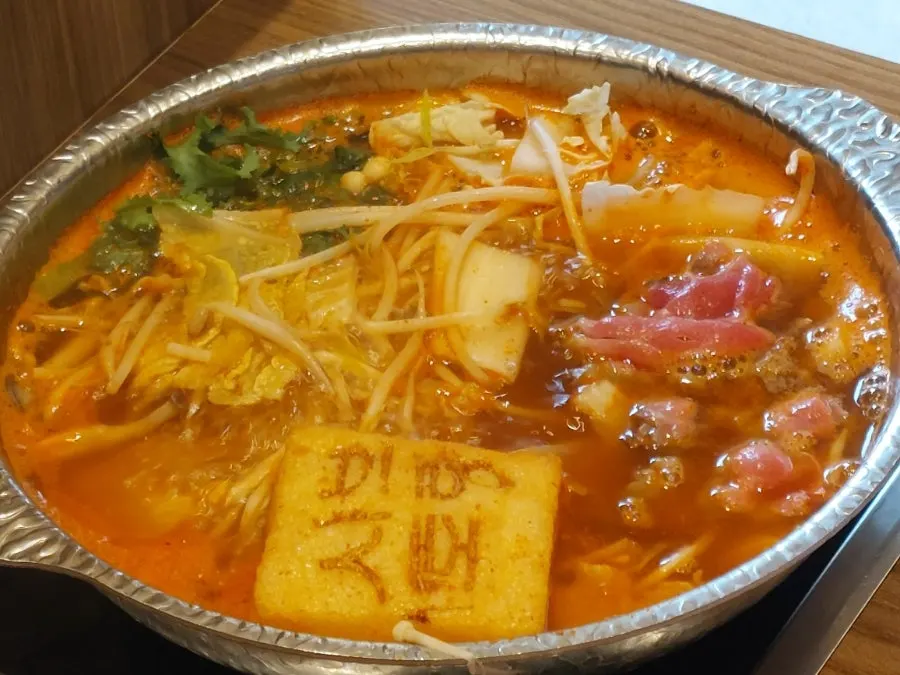 우목심을 육수에 담그는 모습