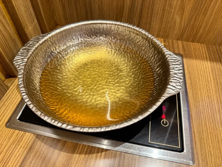 U-shaped bar-style solo shabu-shabu seating