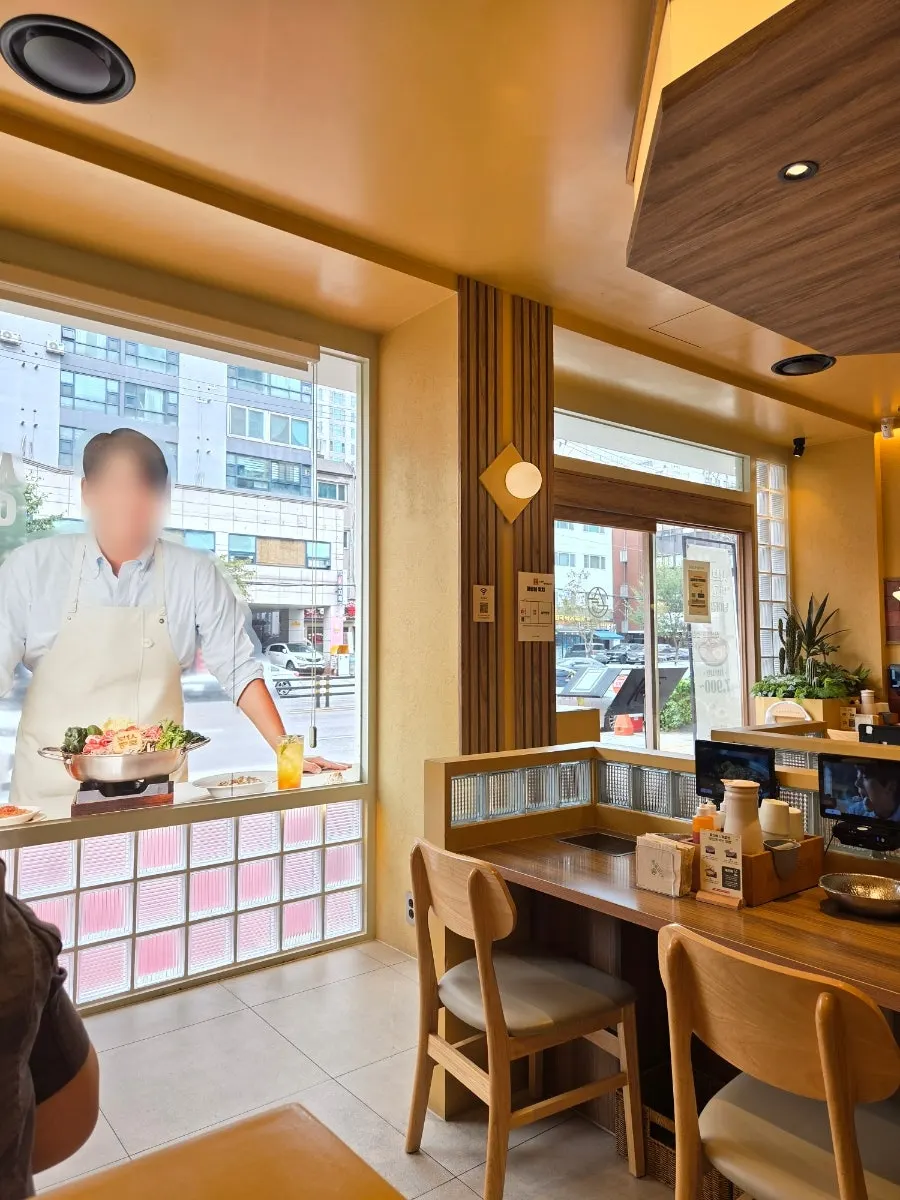샤브토랑 장안점 바 테이블 내부 모습