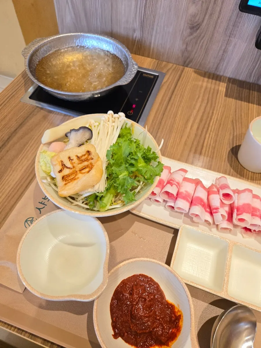 개인 팟에 부어진 샤브샤브 육수