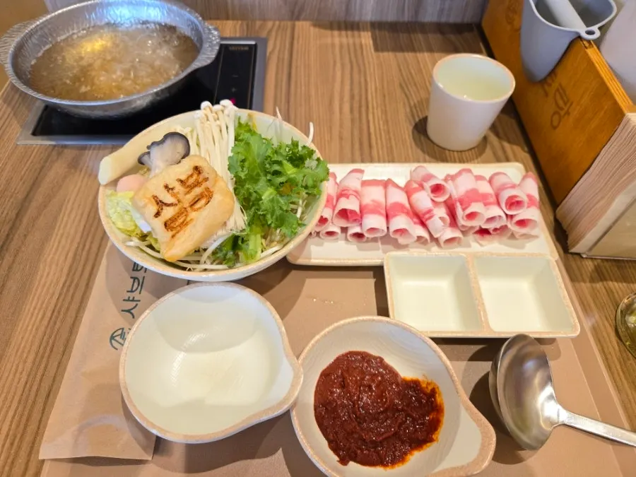 기본 제공된 야채 한 그릇과 우삼겹