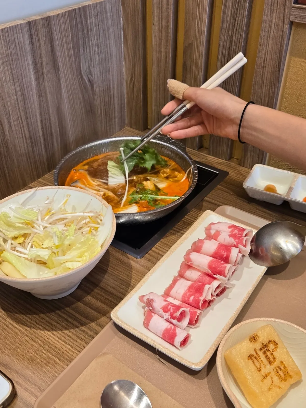 마라 육수 샤브샤브를 조리하는 모습
