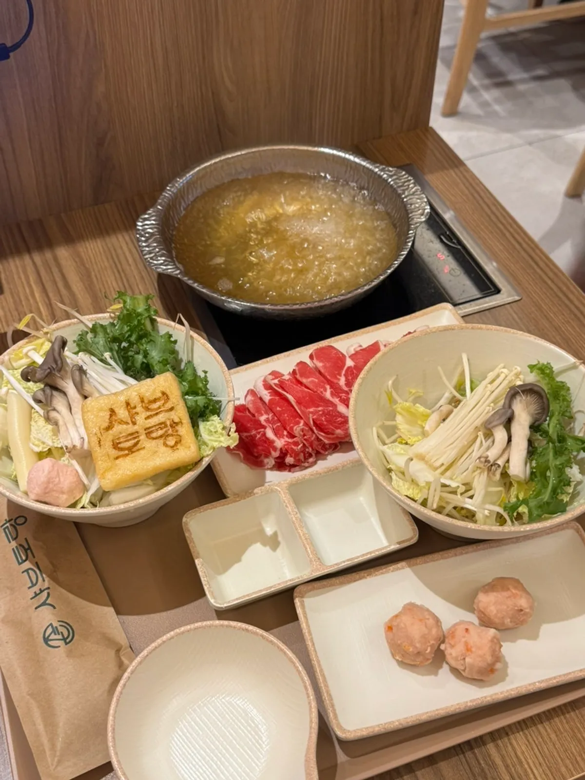 Bàn shabu cơ bản bày theo kiểu mỗi người một nồi