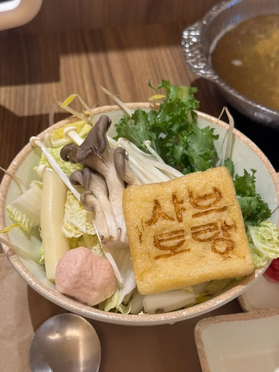 Composición de shabu con media verdura y bolitas de pescado extra