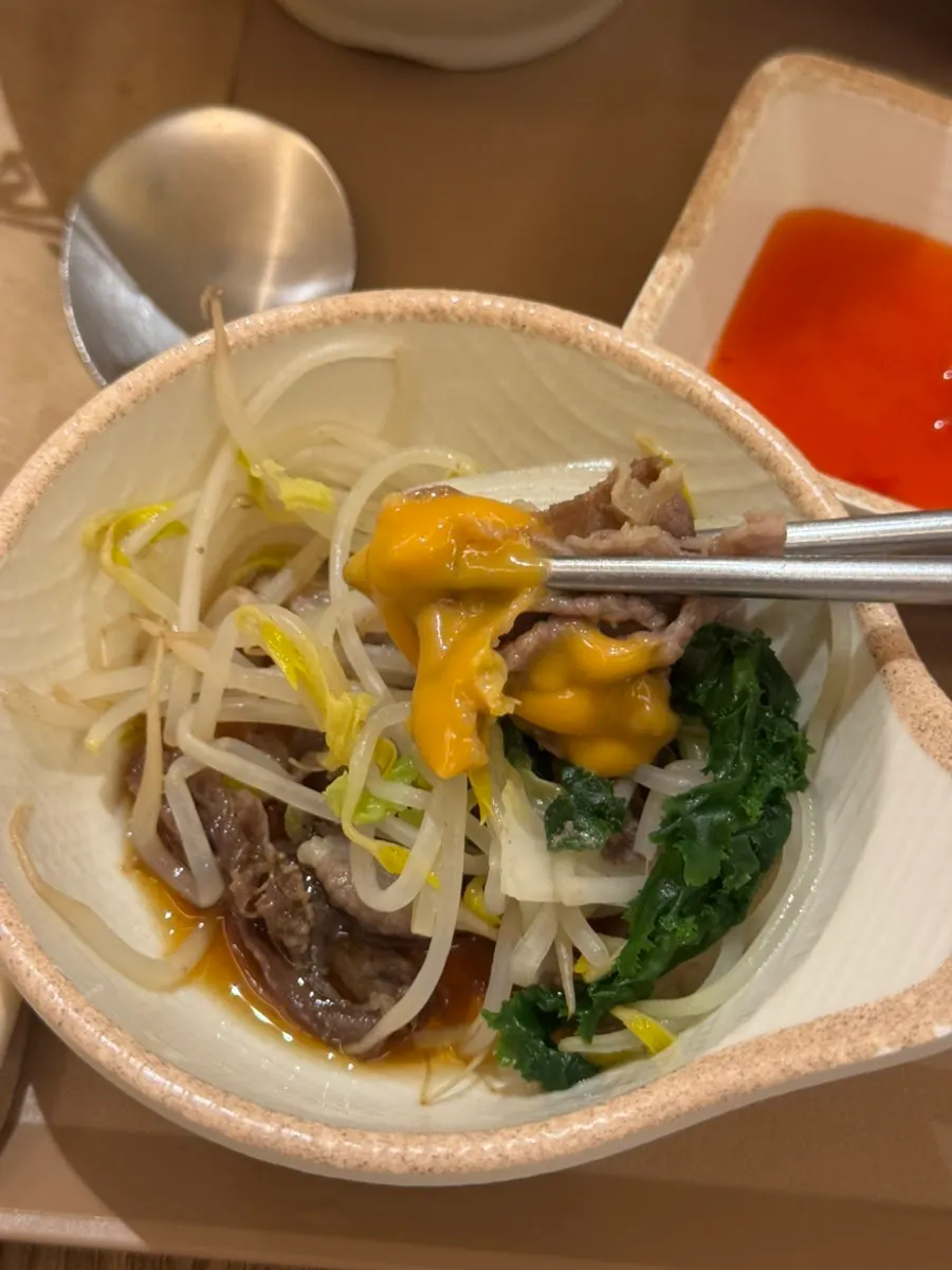 Olla individual hirviendo con el caldo básico del shabu