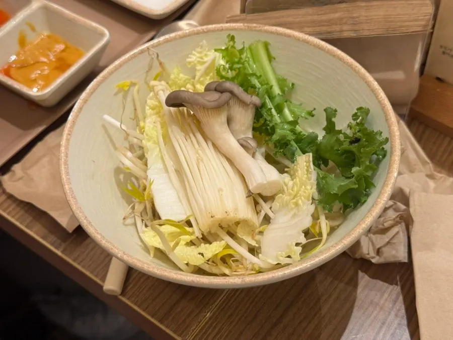 Foto horizontal de la olla de shabu con verduras